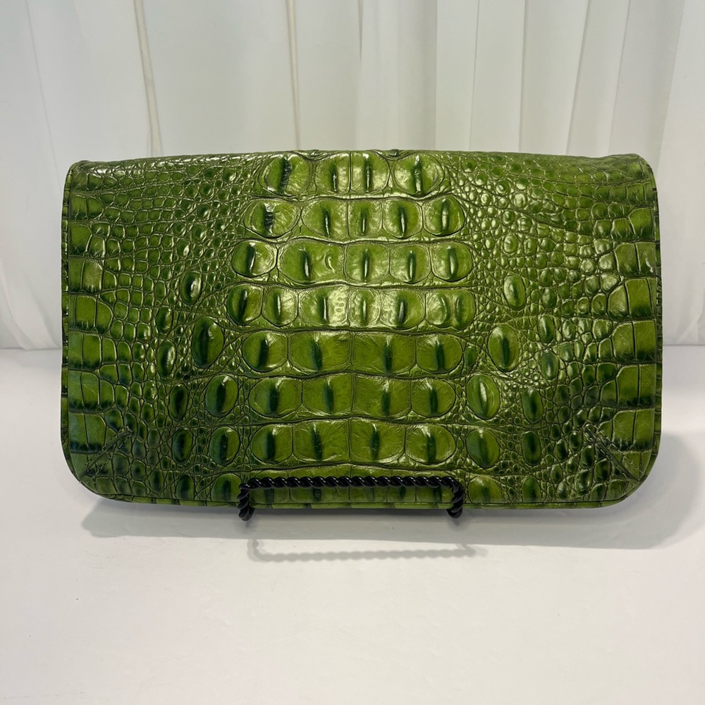 Green Crocodile Embossed Clutch - Picture 2 of 7